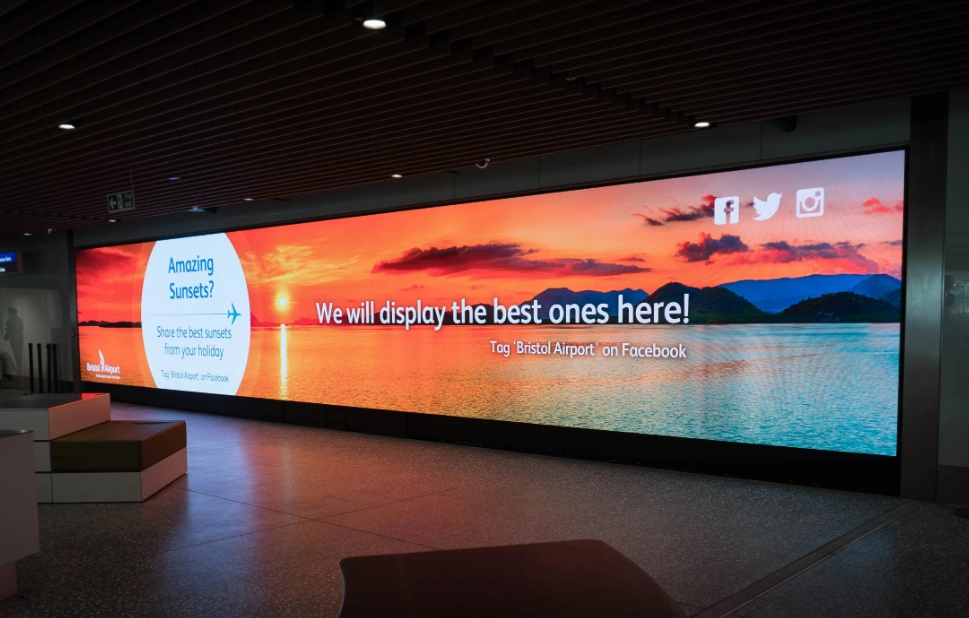 Shopping mall LED display case 03