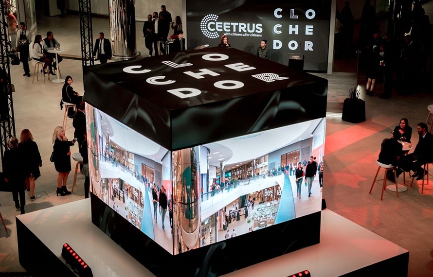 Shopping mall LED display case 05
